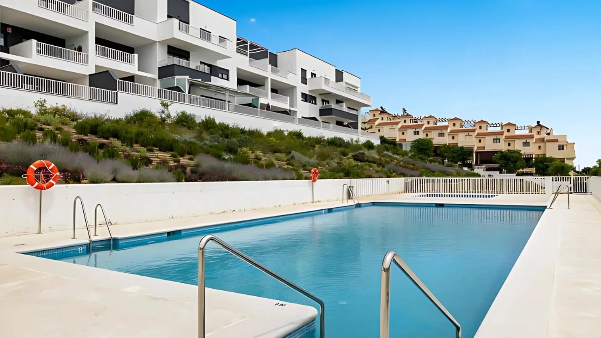 Апартаменты Magnificent Flat With Sea View And Swimming Pool Бенальмадена